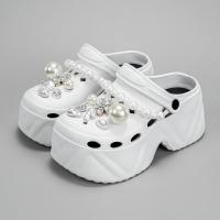Zapatos de Tacón Alto con Cadena de Perlas de Moda 2025 Estilo de Cuero Falsificado con Patrón de Cuernos Zapatos Casuales para Hombres - details 0