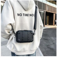 Bolso de mano personalizado con remaches para hombre, bolso cuadrado pequeño blanco fresco de moda, bolso de mensajero de hombro para mujer de moda. - details 28