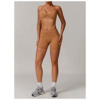 Una mujer con pantalones cortos de yoga de cintura alta que levantan la cadera sobre pantalones cortos deportivos ajustados, adelgazantes y para correr. - details 3