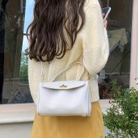 2025 Nuevo bolso bandolera suave para mujer: correa ajustable para el hombro, cierre giratorio, forma cuadrada pequeña, marrón oscuro/blanco/negro, versátil para desplazamientos y uso informal/formal, bolso bandolera, accesorio de viaje, diseño elegante - details 8