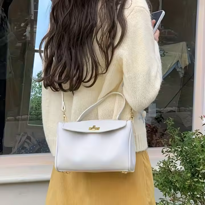 2025 Nuevo bolso bandolera suave para mujer: correa ajustable para el hombro, cierre giratorio, forma cuadrada pequeña, marrón oscuro/blanco/negro, versátil para desplazamientos y uso informal/formal, bolso bandolera, accesorio de viaje, diseño elegante - 1