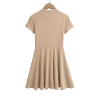 Vestido básico de manga corta de color sólido ajustado de estilo europeo y americano para mujer con cintura y cuello medio alto delgado Empalme de una palabra falda de swing grande - details 5