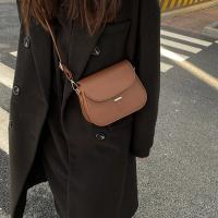 Bolso cruzado de cuero PU para mujer, cartera pequeña de diseñador, semicircular, estilo Retro, a la moda - details 15