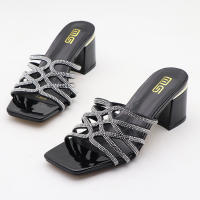 Sandalias exteriores sencillas con diamantes de imitación y tacón alto con tiras y puntera abierta - details 2