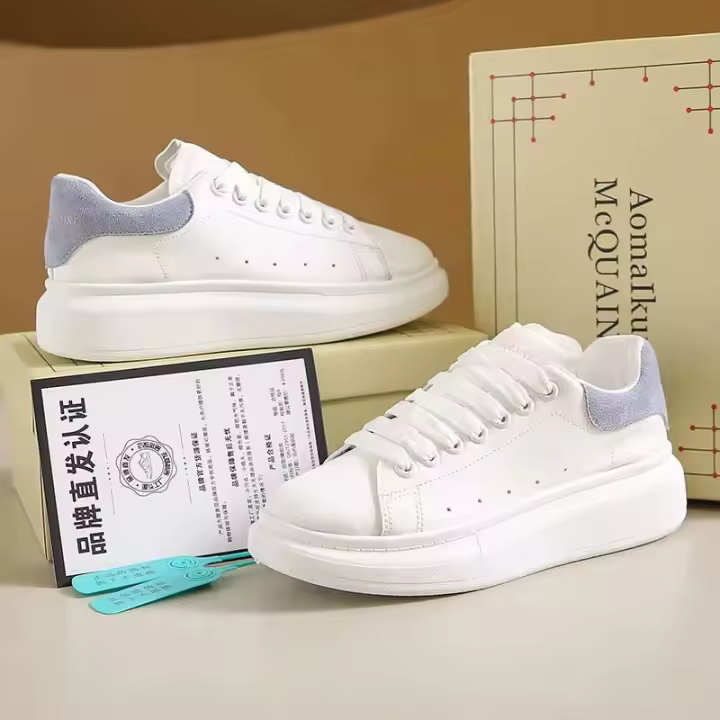 Nuevas zapatillas deportivas informales combinables de primavera para hombre y mujer Mc de cuero blanco con suela gruesa y plantilla de malla transpirable - 1