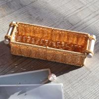 Una cesta tejida rectangular, larga y estrecha, utilizada para organizar bares, baños, dormitorios y mesas de centro. - details 5