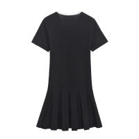 Vestido negro elegante de manga corta con cuello redondo y contraste de punto con dobladillo plisado ancho y alto para mujer - details 1