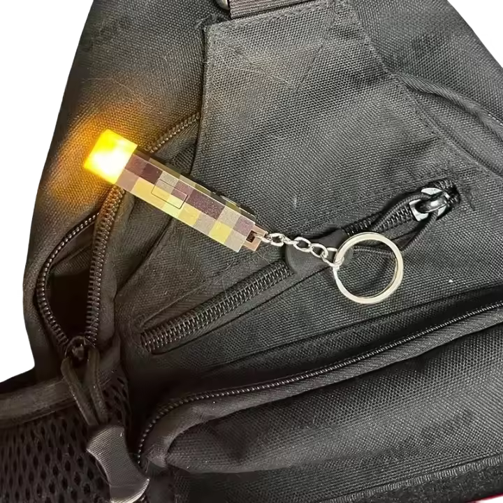 Linterna Portátil Recargable Mini Llavero Luz Juguete De Modelo De Juguete Para Decoración De Mochila Regalo Para Niños - 1