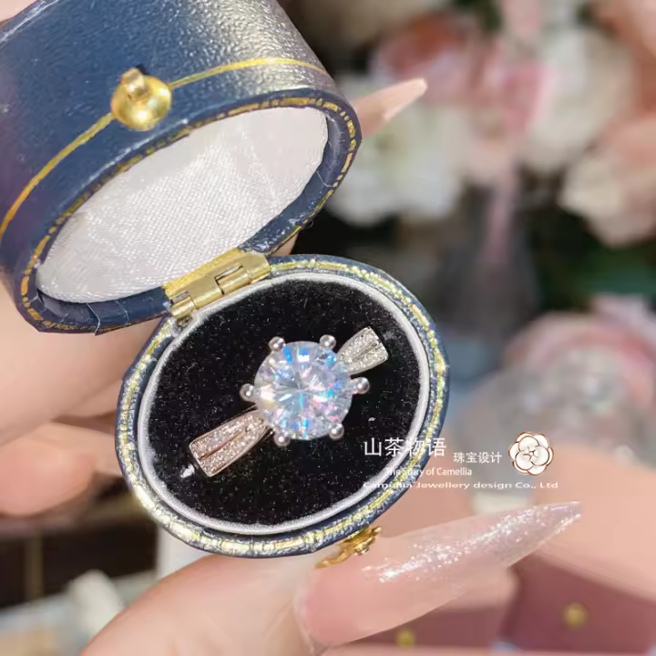 El núcleo original solo le proporciona anillos de circonio de 5A para hombres y mujeres, anillos de moda deslumbrantes y versátiles con microincrustaciones chapadas en oro. - 1