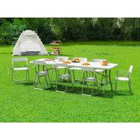 mesa plegable en jardín