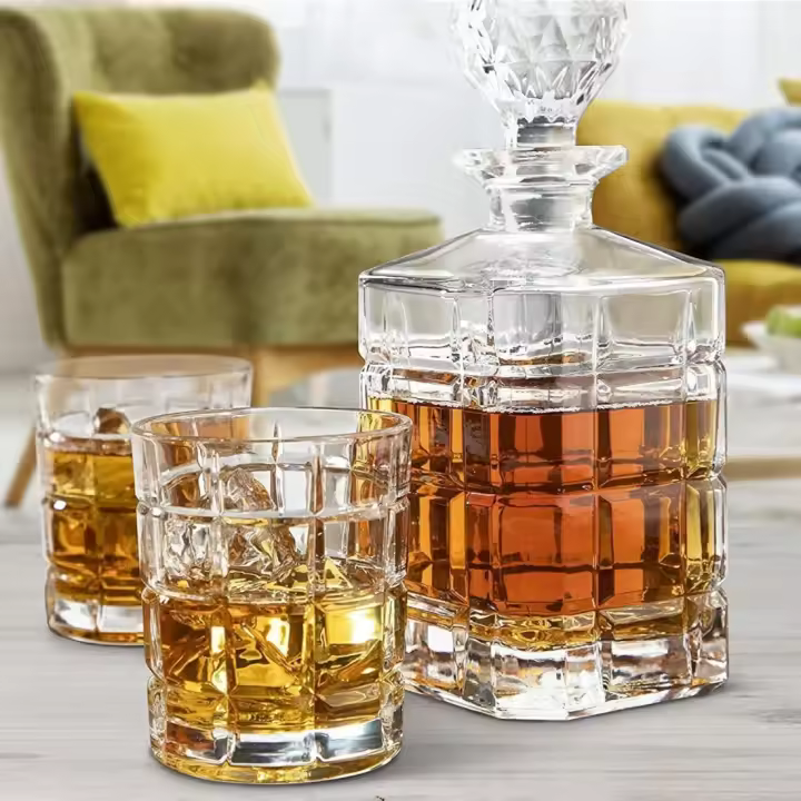 Juegos de decantadores de whisky |   4 vasos cuadrados grabados |   juego de decantador de cristal bourbon y whisky escocés |   Viene en caja de regalo y con paño para pulir vidrio. - 1