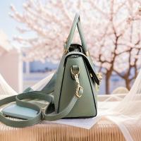 Bolso Bandolera Elegante para Mujer en Negro y Dorado con Correa Desmontable, Cierre Magnético, Diseño de Doble Capa y Herrajes de Aleación - Bolso de Mano Elegante para el Trabajo o Salidas Informales, Bolso Bandolera, Accesorio Moderno, Construcción Dur - details 6