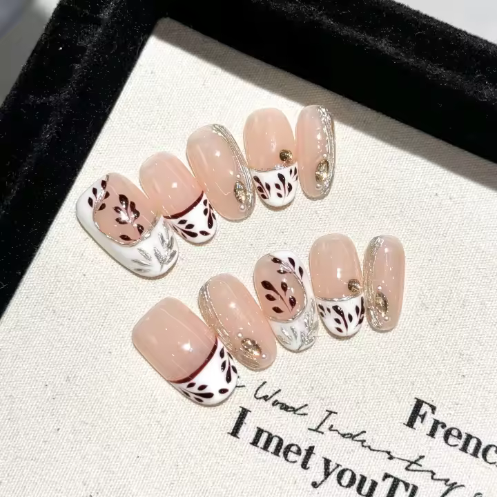 Uñas postizas cortas redondas blancas con diamantes y hojas de arce hechas a mano Uñas postizas francesas cubiertas para uso diario en el escritorio - 1