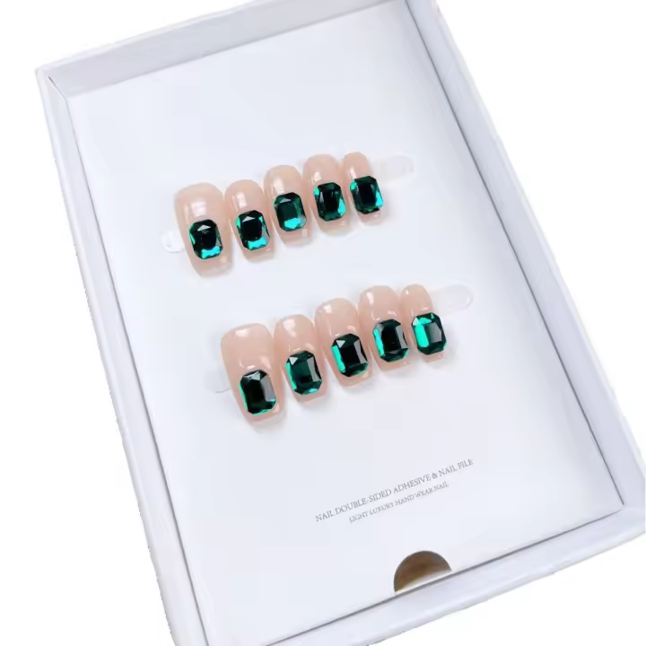 Arte de uñas portátil: uñas artificiales a base de nude adornadas con esmeralda - diamantes verdes |   Impresionantes diseños de uñas - 1