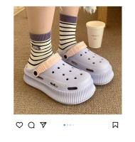 Los estudiantes usan la versión coreana de moda y creativa de los zapatos con agujeros, zapatillas geniales de cabeza de bolsa de paso de mierda de suela gruesa suave de EVA de verano para mujer - details 0