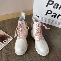 Nuevo lanzamiento de botas de moto de suela gruesa para mujer, botines decorativos informales a la moda en forma de corazón para mujer en otoño - details 1
