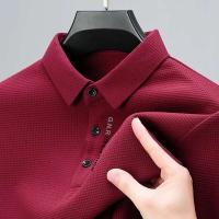 Polo de hombre de manga larga estilo gofre con letras informales en el cuello - details 5