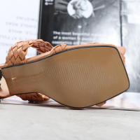 Tacones altos versátiles con punta cuadrada y tacón de aguja con tiras tejidas de una línea para pantuflas de gran tamaño. - details 15