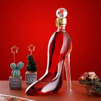 Un diseño innovador de zapato de tacón alto de vino tinto, un vaso vacío con tapa sellada y una botella de whisky gruesa. - details 0