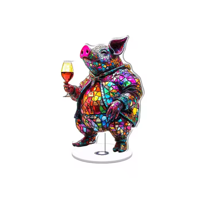 Adorno acrílico giratorio con un colorido cerdo negro humanoide con una copa de vino sobre un fondo blanco, que muestra colores brillantes y detalles intrincados. - 1