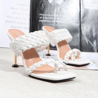 Tacones altos versátiles con punta cuadrada y tacón de aguja con tiras tejidas de una línea para pantuflas de gran tamaño. - details 8