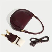 Bolso de sillín para mujer en color burdeos - Cuero sintético de alta calidad con cierre magnético en tono dorado, correa de hombro ajustable y costuras en contraste - Versátil para viajes, oficina, compras - Incluye correa para la muñeca - Regalo perfect - details 4
