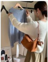 Bolso bandolera retro de gamuza para mujer de la colección europea - Bolso de hombro ajustable color café con cierre de cremallera, bolso minimalista para ir al trabajo, bolso bandolera informal, bolso de diseño europeo, acabado de textura suave - details 27