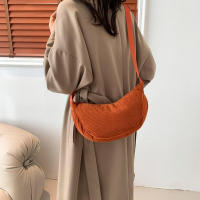 Bolso Cruzado Semi-Luna Bolso de Hombro de Pana Casual para Mujeres Bolso de Mano de Viaje de Color Sólido - details 8