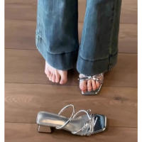Ropa exterior 2025 verano nuevo nicho versátil moda arco zapatillas de tacón grueso sandalias de mujer - details 3