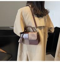 Nuevo bolso de mensajero versátil de hombro, bolso cuadrado pequeño portátil con costuras. - details 16