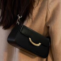 Bolso Cruzado Negro Minimalista Resalto Arco Dorado, Cierre Magnético, Forro de Poliéster, Perfecto para Uso Diario - details 5
