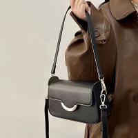 Bolso Cruzado Negro Minimalista Resalto Arco Dorado, Cierre Magnético, Forro de Poliéster, Perfecto para Uso Diario - details 3