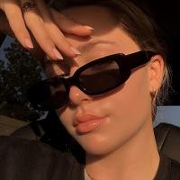 Gafas de Moda Rectangulares Retro para Mujeres - Montura Cuadrada Estrecha al Estilo de los Años 90, Material Brillante de PC, Gafas Elegantes con Protección UV para Conducir y Actividades al Aire Libre, Anteojos de Conducción |   Aspecto Vintage - details 2