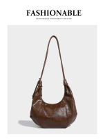 Bolso retro marrón tipo bola de masa, bolso de axila plisado premium para viajeros, nueva bolsa de sillín de moda. - details 12