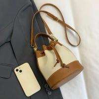 Bolso cruzado retro para mujer 2024 Correa ajustable, marrón ligero y rojo, herrajes dorados, trenzado Bolso spacioso para outfits casuales y formales - details 7
