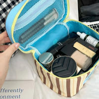 Bolsa de maquillaje multifuncional, estuche cuadrado de gran capacidad para cosméticos de mano, bolsa de almuerzo para cachorros de dibujos animados con cremallera para exteriores - details 3