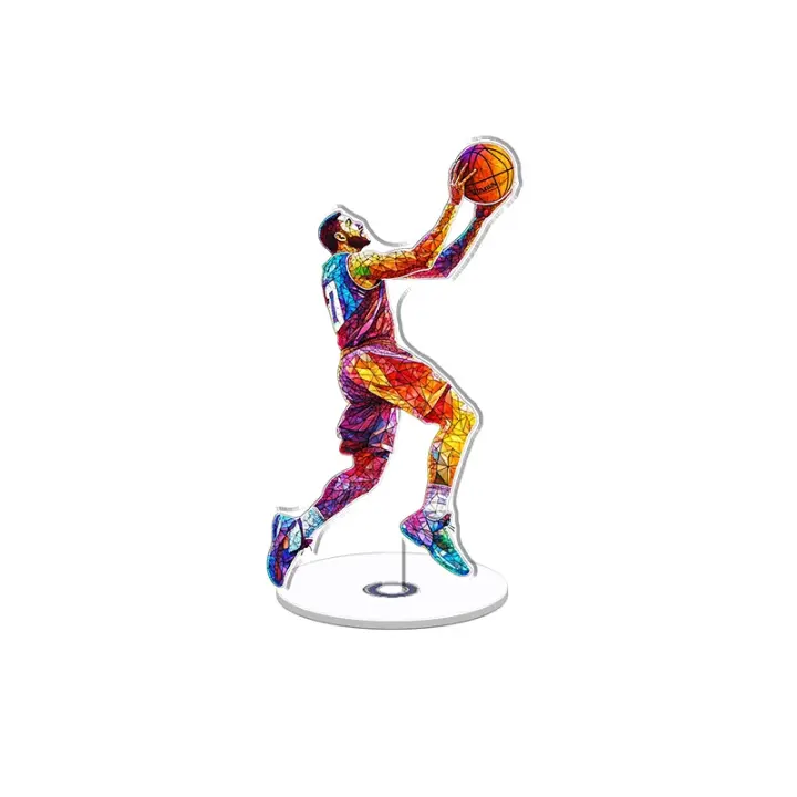 Exhibición acrílica giratoria con un vibrante jugador de baloncesto de vidrieras en movimiento sobre un fondo blanco con colores intensos y detalles intrincados. - 1