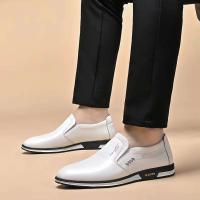 Vestir zapatos casuales de hombre. - details 1