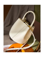 Bandolera y bolso de mano de cuero premium, estilo cubo con acabado de lujo - details 4