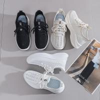 Zapatillas de deporte a la moda para mujer, zapatos informales de malla transpirable con tejido de mosca, suela suave hueca, para exteriores - details 0