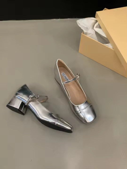 Zapatos rojos de tacón grueso para mujer con falda y zapatos de noche. - 1