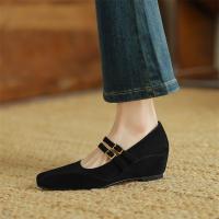 Retro cordero flip interior que aumenta los zapatos individuales, nueva hebilla cruzada de cabeza cuadrada con tamaño de tacón de cuña zapatos de mujer. - details 17