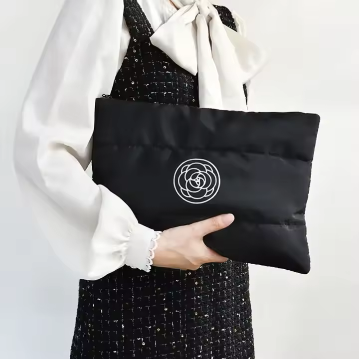 Bolsa de Maquillaje Floral de Algodón Portátil Bolsa de Almacenamiento de Cosméticos de Gran Capacidad con Diseño de Acolchado Ideal para Viajes - 1
