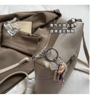 Mochila de viaje diario personalizada de PU de color sólido 2025, bolso cruzado simple de un solo hombro, bolso vertical para mujer - details 3
