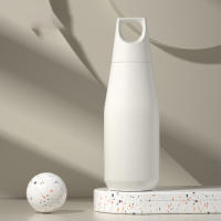 Botella de agua aislada de acero inoxidable, a prueba de fugas, diseño de metal de doble pared para cocina, hogar e hidratación diaria |   Diseño simple y moderno - details 4