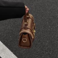 2024 Nuevo bolso de axila para mujer para otoño e invierno, bolso cruzado de moda con cadena elegante, bolso de hombro cuadrado pequeño. - details 1