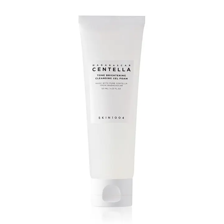 SKIN1004 Espuma de gel limpiadora iluminadora en tono Madagascar Centella 4.22 fl.oz, 125ml - 1