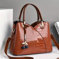 2022 El bolso de mano de textura de cocodrilo sintético más nuevo y moderno para mujer con colgante de cereza: elegante bolso y bolso de hombro negro y rojo, cierre de cremallera, forro de poliéster, detalle de pintura en los bordes, bolso | Bolso elegant - details 3