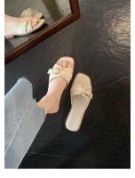 Sandalias de tacón bajo con hebilla de cinturón y punta abierta con cabeza cuadrada biselada retro pequeña para mujer en verano - details 6