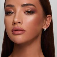 Pendientes de aro pequeños para mujer Pendientes de aro con circonitas chapados en oro Conjunto de aretes de aro Huggie - details 0